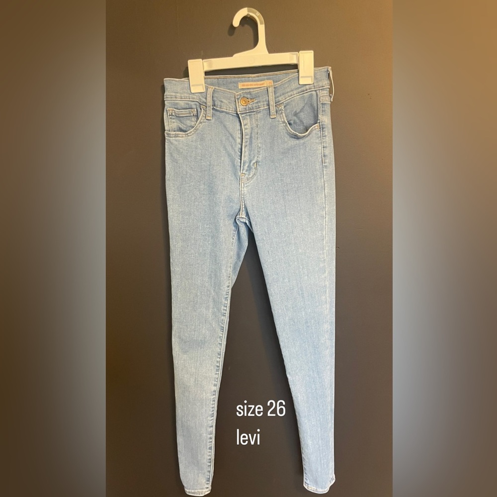 size 26L. Levi brand. high waisted extra skinny.